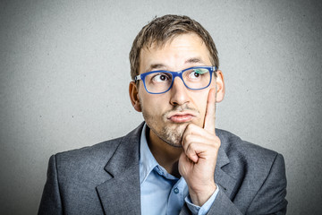 Geschäftsmann ist nachdenklich