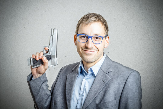 Mann im Sakko tr&auml;gt eine Waffe