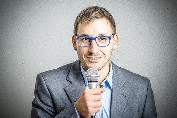 Junger Mann mit Mikrofon