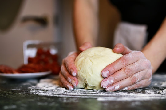 prepare pizza dough hand