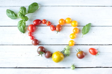 Fototapeta na wymiar Herz Tomate Tisch Symbol Overhead Bunt Regenbogen 