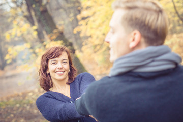 Fototapeta premium Junges Paar im Herbst