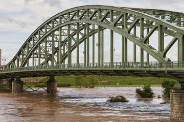 旭橋と増水した石狩川
