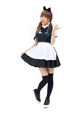 女性モデルが、メイド服を着てかわいいポーズをしています。この画像の背景は白です。