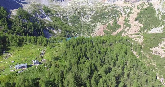 Aerial 4k - Valmalenco (IT) - Valtellina - Lagazzuolo - 1992 slm - Rifugio Alpini 