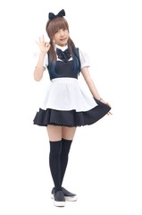 女性モデルが、メイド服を着ています。この画図の背景は、白色です。