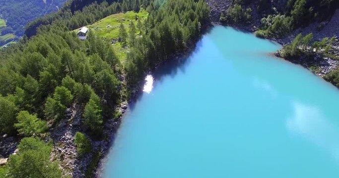 Aerial 4k - Valmalenco (IT) - Valtellina - Lagazzuolo - 1992 slm - Rifugio Alpini 