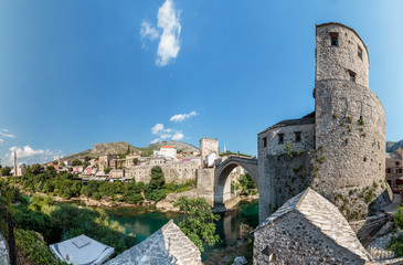 Die alte Brücke mit dem Fluss Neretva. „Stari Most“ wurde 1557 von Osmanen erbaut. Die Alte Brücke wurde 2005 von der UNESCO in die Liste des Weltkulturerbes aufgenommen.