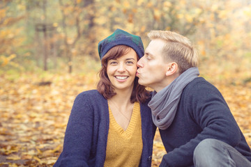 Junges Paar im Herbst