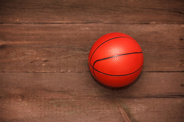 Obraz premium Children rubber basketball on a wooden background