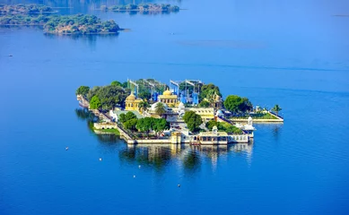 Fotobehang Jag Mandir Palace on lake Pichola in Udaipur, India © photoff