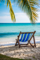 Obraz na płótnie Canvas Beautiful tropical island beach - Travel summer vacation concept.