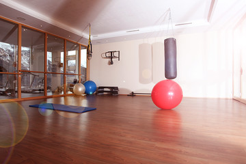 roter Gymnastikball im Fitness Studio