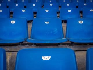 Alte leere Stadion Sitze / Old empty stadium seats © mcniesch