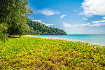 Fototapeta na wymiar Beautiful tropical island beach - Travel summer holiday vacation concept