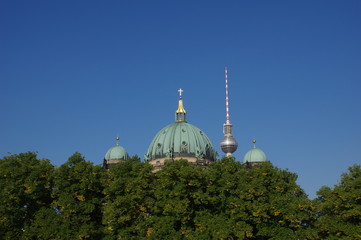 Fototapeta na wymiar Berlin Fernsehturm und Kirche