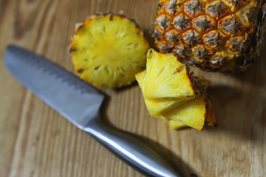 pineapple slices cut knife