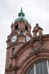 Fototapeta na wymiar Fassadenteil des Hauptbahnhofes in Wiesbaden, Hessen