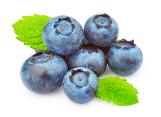 Obraz premium Blueberries with green leaves