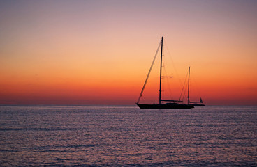 Fomentera, Isole Baleari: barche a vela al tramonto a Ses Illetes, una delle spiagge più famose dell’isola, sul versante ovest della penisola Trucador, il 6 settembre 2010