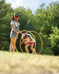 Zwei Mädchen mit Hula Hoop Reifen