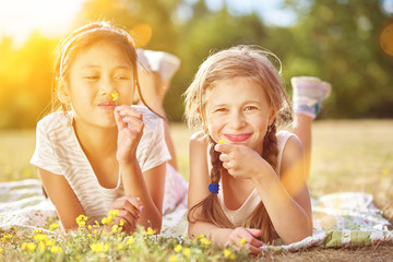 Zwei Mädchen pflücken Blumen