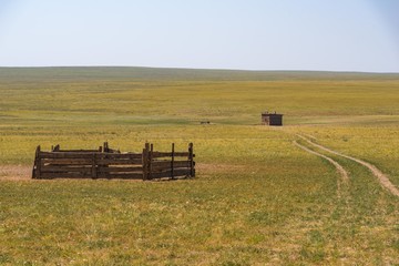 Holzzaun, Weg und Hütte in der mongolischen Steppe