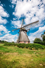 Fototapeta na wymiar historische Windmühle im Sonnenschein