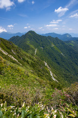 Naklejka premium 瓶ヶ森（かめがもり）から寒風山・笹ヶ峰方面を眺める