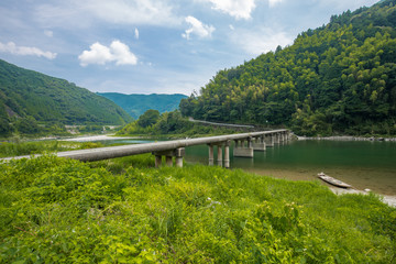 Fototapeta premium 浅尾（あさお）沈下橋（高知県仁淀川）を望む開放的な景観