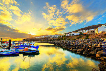 Coucher de soleil sur un port de Gran Tarajal, Fuerteventura, îles Canaries