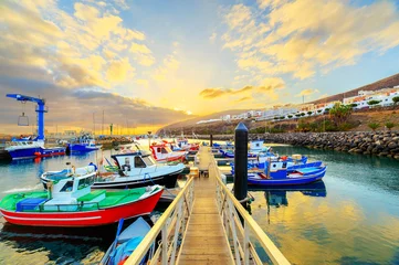 Papier peint photo autocollant rond Ville sur leau Coucher de soleil sur un port de Gran Tarajal, Fuerteventura, îles Canaries