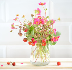 Letni bukiet z poziomek © Bydlinska