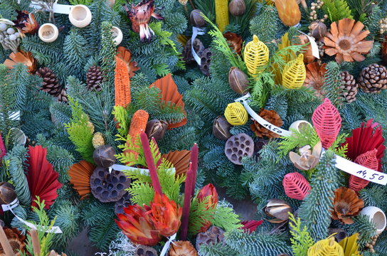 Herbstliche Gestecke / Grabschmuck auf einem Bauernmarkt