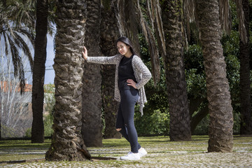Chica joven morena posando con ropa de otoño invierno. Modelo posando con chaqueta de lana.