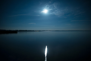 Vollmond spiegelt sich im Wasser
