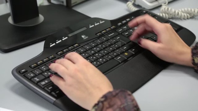 Набор текста на компьютерной клавиатуре, женские руки