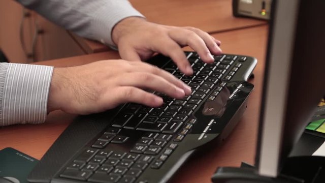 Набор текста на компьютерной клавиатуре, мужские руки