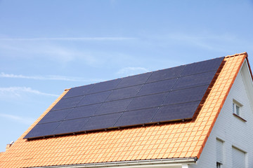 Photovoltaikanlage auf dem Dach eines Wohnhauses zur alternativen Energiegewinnung von &Ouml;kostrom