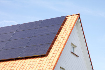 Photovoltaikanlage auf dem Dach eines Wohnhauses zur alternativen Energiegewinnung von Ökostrom