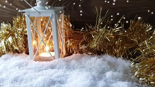 Weihnachten Dekoration mit Laterne, Kerze und Schneefall