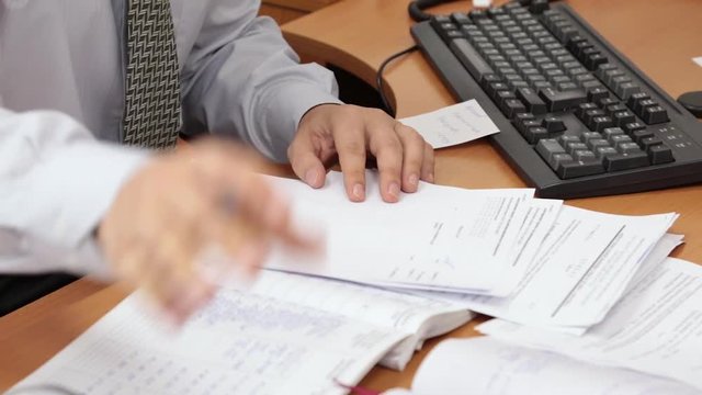 Подписание документов в офисе