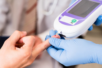 Diabetes Test mit Teststreifen in Arzt Praxis