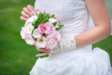 Obraz na płótnie Canvas Bride holding beautiful wedding bouquet