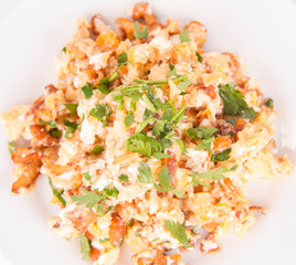 Scrambled eggs with chanterelle and parsley