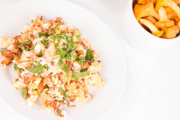 Scrambled eggs with chanterelle and parsley