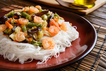 Rice noodles with shrimps and vegetable mix