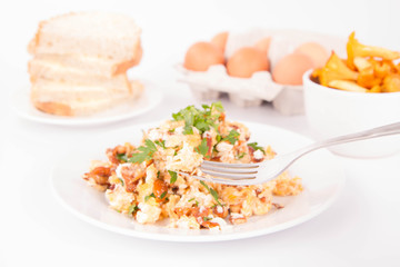 Scrambled eggs with chanterelle and parsley