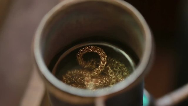 jeweler boil gold in hydrochloric acid. recovery of gold chain