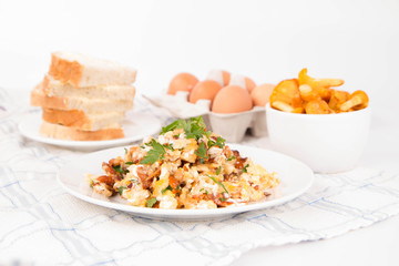 Scrambled eggs with chanterelle and parsley